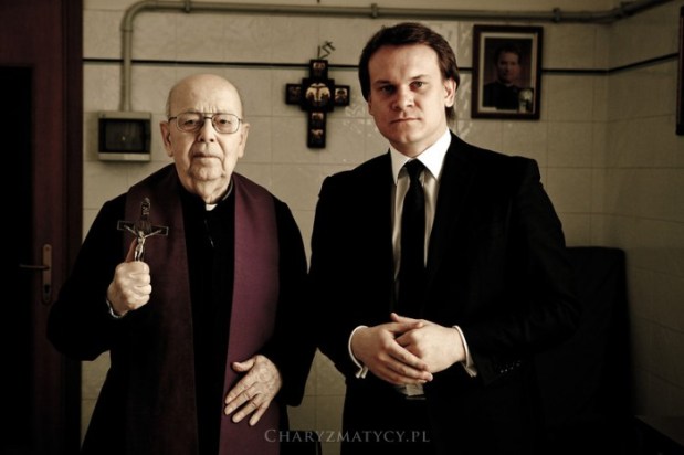 Tarczyński z o. Gabriele Amorthem papieskim egzorcystą 2
